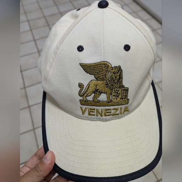Venezia Cream and Black Cap - Picture 1 of 5
